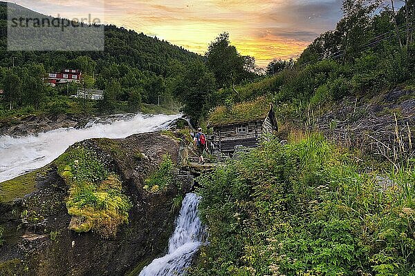 Wanderer am Wasserfall Hellesyltfossen  Abendhimmel  Hellesylt  Møre og Romsdal  Norwegen  Europa