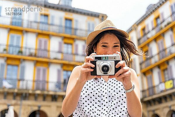 Tourist Frau genießt den Besuch der Stadt machen Fotos von der Reise  genießen Sommerurlaub  Konzept der weiblichen Reisenden und digitale Inhalte Schöpfer