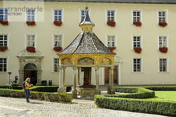 Augustiner-Chorherrenstift  Innenhof mit Brunnenhaus  Kloster Neustift bei Brixen  Südtirol  Italien  Europa
