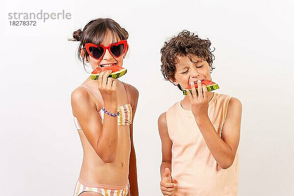 Kinder genießen den Sommer mit dem Essen einer Wassermelone  Schulferien Konzept. Weißer Hintergrund