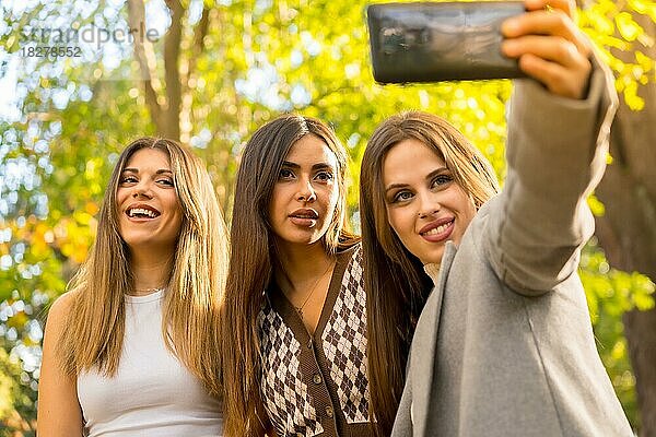 Selfie von Frauen Freunde lächelnd in einem Park im Herbst sorglos  trendy Herbst Lebensstil