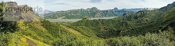 Hügelige vulkanische Landschaft  Gletscherfluss Krossa  Isländisches Hochland  Þórsmörk  Suðurland  Island  Europa