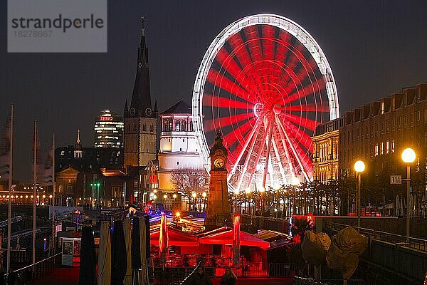 Rheinpromenade mit Schlossturm und beleuchtetem Riesenrad in der Abenddämmerung  Düsseldorf  Nordrhein-Westfalen  Deutschland  Europa