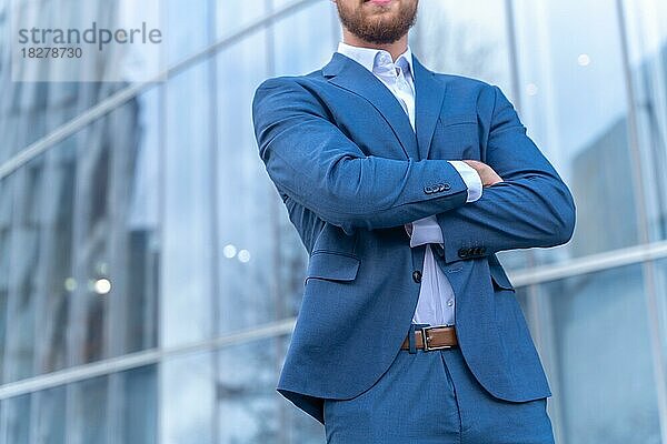 Unerkennbare Person Geschäftsmann außerhalb des Büros in einem Glasgebäude