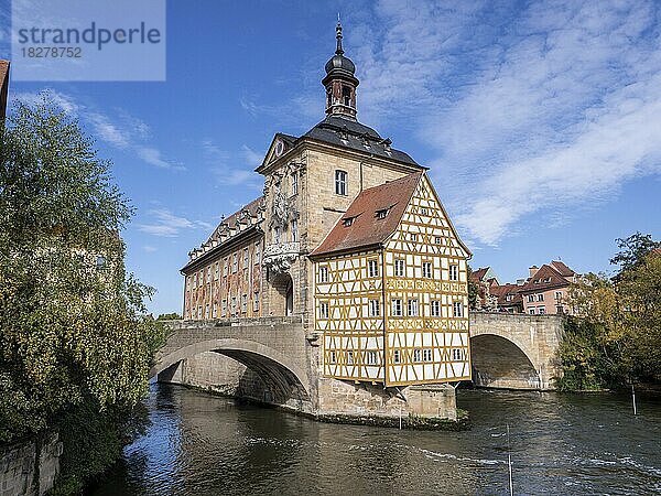 Berühmtes Gebäude Altes Rathaus mit Fachwerkhaus am Fluss Regnitz  Bamberg  Oberfranken  Bayern  Deutschland  Europa
