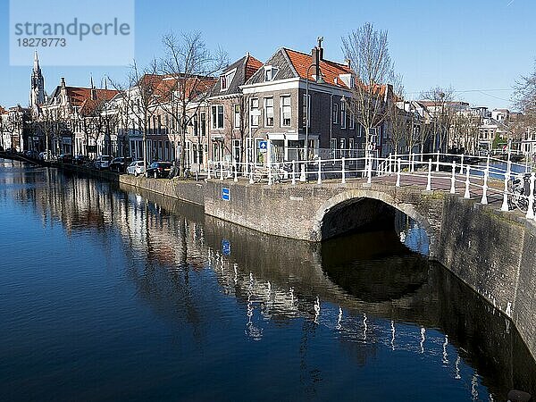 Altstadt mit traditionellen Häusern entlang des Kanals  Brücke und Spiegelung im Wasser  Delft  Zuid-Holland  Holland  Niederlande  Europa