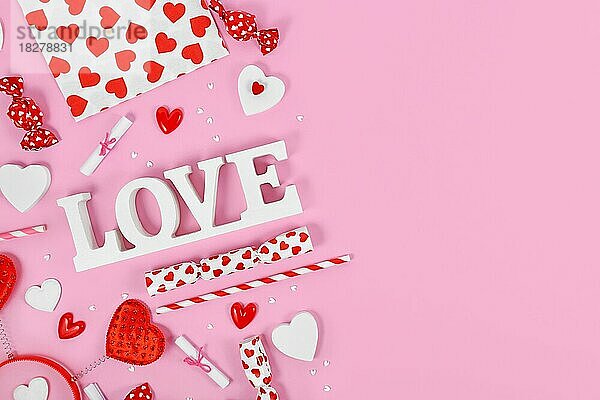 Valentinstag Dekoration mit Liebe Text  Herz Ornamente und Streusel auf rosa Hintergrund mit Kopie Raum