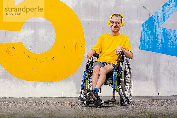 Behinderte Person im Rollstuhl hört Musik und lächelt