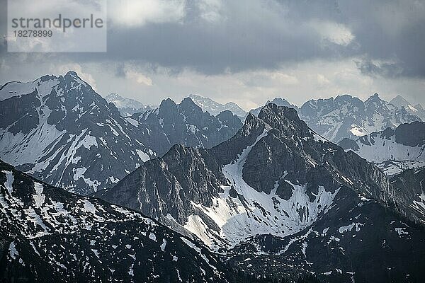 Dramatische Berge in den Allgäuer Alpen mit Schnee  Tirol  Österreich  Europa
