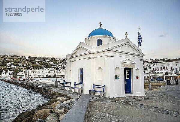 Weiße kykladische griechisch orthodoxe Kirche Agios Nikolaos  im Alten Hafen  Gialos  Altstadt Chora  Mykonos Stadt  Mykonos  Kykladen  Griechenland  Europa