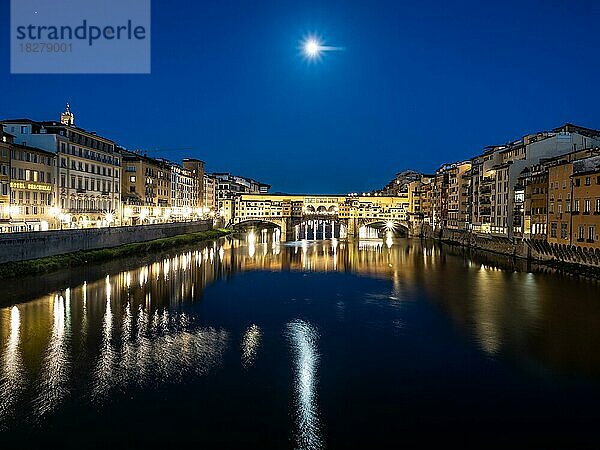 Die Brücke Ponte Vecchio über den Fluss Arno  im Mondlicht bei Vollmond  Florenz  Toskana  Italien  Europa