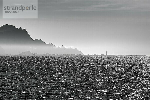 Glitzerndes Meer  Felsenküste bei Andenes  Silhouetten am Horizont  Schwarzweißfoto  Andøya  Vesterålen  Norwegen  Europa