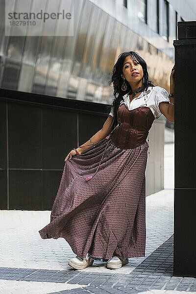 Asiatisches Mädchen in traditionellem asiatischem Kleid  Modefotografie