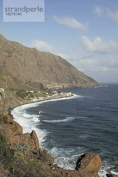 Vila das Pombas an der Ostküste  rechts der Atlantische Ozean  Santo Antão  Kapverden