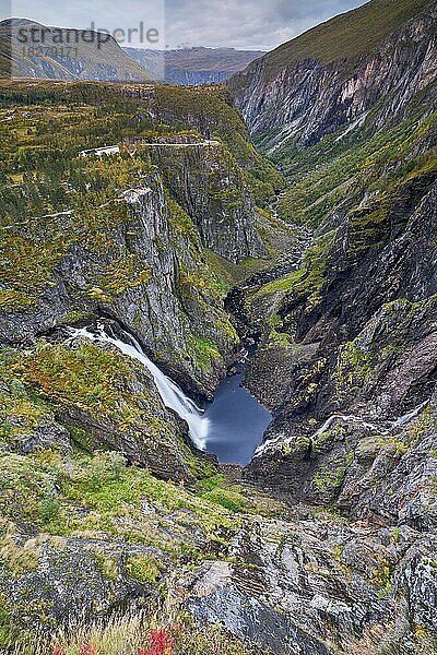 Wasserfall im Herbst  Voringfossen  Hardangervidda  Norwegen  Europa