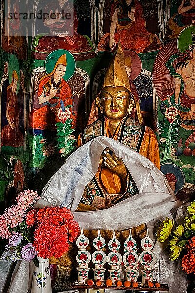 Statue von Je Tsongkhapa  dem Gründer der Gelugpa-Schule in der Likir Gompa (tibetisch-buddhistisches Kloster) . Ladakh  Likir  Indien  Asien