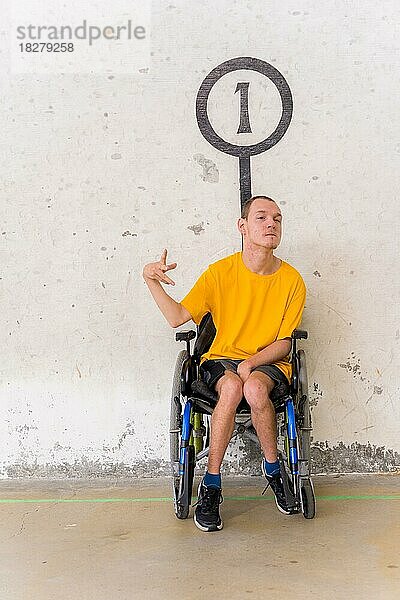 Eine behinderte Person im Rollstuhl bei einem baskischen Pelota-Spiel in Fronton hat Spaß