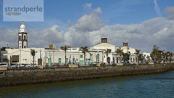 Uferpromenade  Kirchturm  Rathaus  weißes Gebäude  grüne Fenster und Türen  Blauer Himmel mit weißen Wolken  Arrecife  Hauptstadt  Lanzarote  Kanarische Inseln  Spanien  Europa