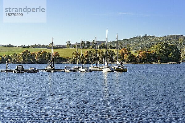 Ausblick über den Diemelsee mit Bootsanleger  Herbst  Naturpark Diemelsee  Hessen  Deutschland  Europa