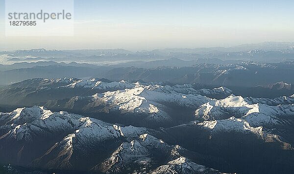 Berge im Morgenlicht  Alpen  Luftaufnahme  Österreich  Europa