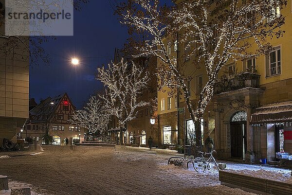 Winterliche Altsadt mit Weihnachtsbeleuchtung  Nürnberg  Mittelfranken  Bayern  Deutschland  Europa