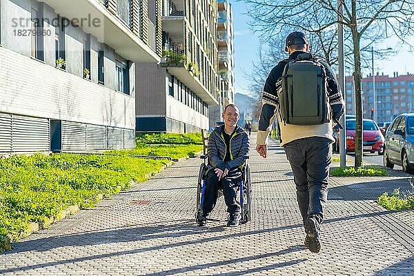 Freunde treffen sich auf der Straße und grüßen sich gegenseitig  Behinderte  Rollstuhl