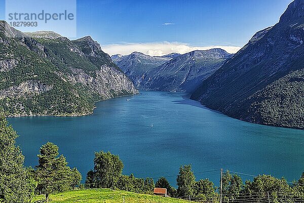 Fjordlandschaft im Sommer  Ausblick auf den Sunnylvsfjord  sonniges Wetter  Hellesylt  Møre og Romsdal  Norwegen  Europa