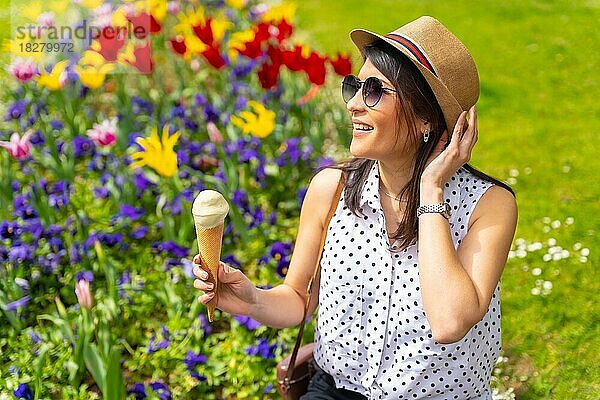 Tourist Frau genießt den Besuch der Stadt essen ein Pistazieneis  genießen Sie den Sommerurlaub und mit einer Kamera  Solo weibliche Reisende Konzept