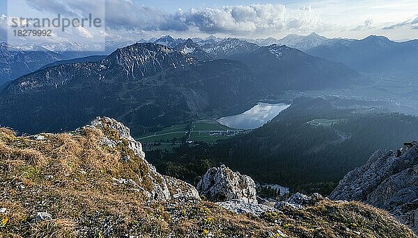 Abenstimmung  Haldensee und Tannheimer Berge  Allgäuer Alpen  Tirol  Österreich  Europa