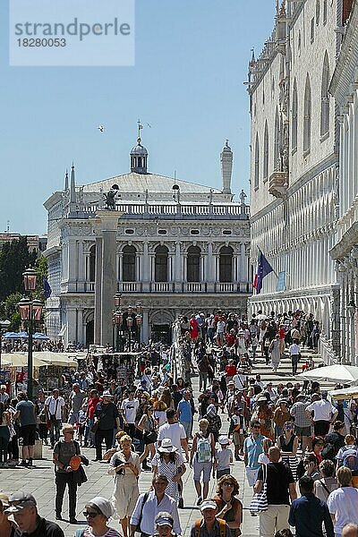 Menschenmenge vor dem Dogenpalast  Venedig  Venetien  Italien  Europa