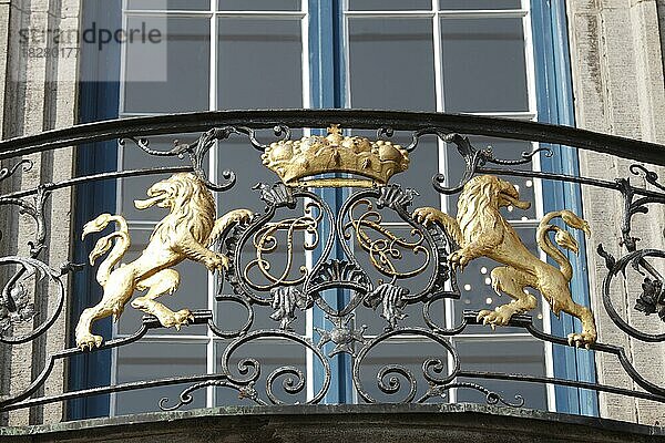 Wappen über der Eingangstür am Balkon des Rathauses in der Düsseldorfer Altstadt  Düsseldorf  Nordrhein-Westfalen  Deutschland  Europa