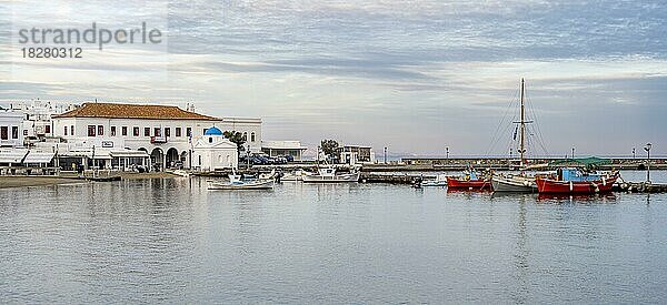 Alter Hafen von Mykonos mit bunten Fischerbooten und Rathaus  Mykonos-Stadt  Mykonos  Kykladen  Griechenland  Europa