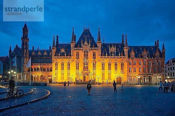 Berühmtes Touristenziel Grote Markt und Provinzgerichtsgebäude in Brügge  Belgien in der Nacht  Brügge  Belgien  Europa