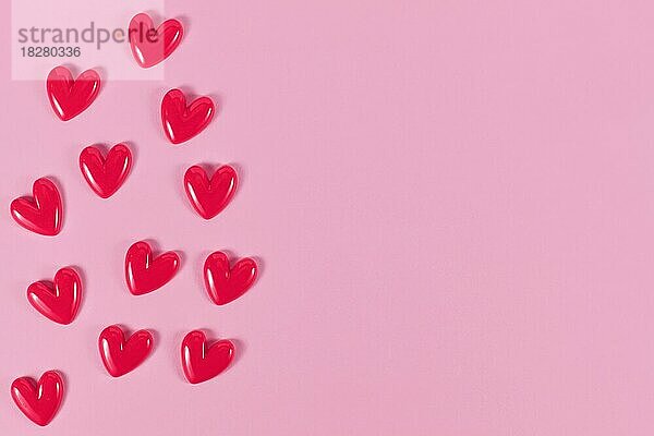 Valentine Herzen auf der Seite der rosa Hintergrund mit Kopie Raum