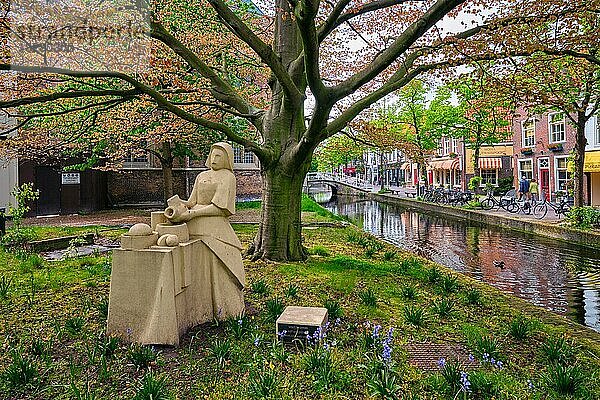 Die Milchmädchenstatue Het Melkmeisje  die zum Gedenken an Vermeers dreihundertsten Todestag geschaffen wurde und auf dem gleichnamigen Gemälde von Vermeer basiert  Delft  Niederlande  Europa