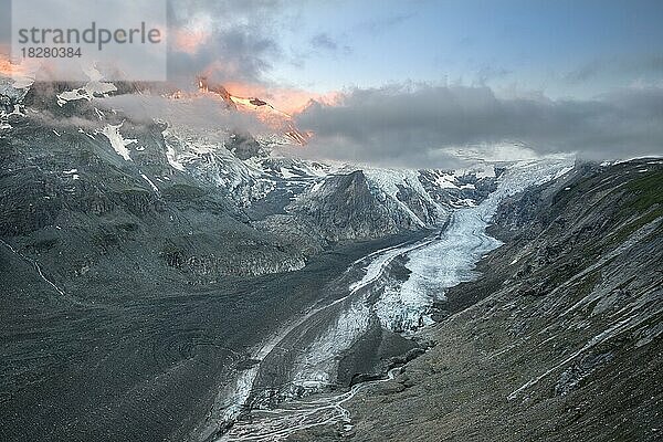 Blick von der Kaiser-Franz-Josefs-Höhe bei Sonnenaufgang  Hochalpenstraße  Heiligenblut  Kärnten