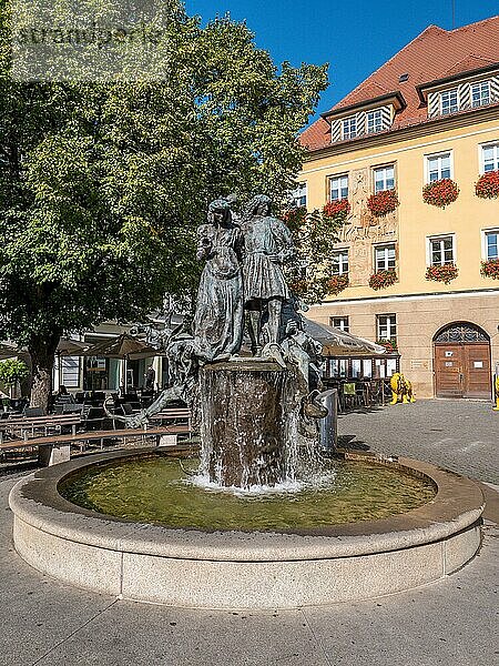 Der Hochzeitsbrunnen auf dem Amberger Marktplatz  Amberg  Oberpfalz  Bayern  Deutschland  Europa
