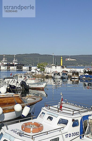 Boote im Hafen  Çanakkale an den Dardanellen  Marmara  Westtürkei  Türkei  Asien