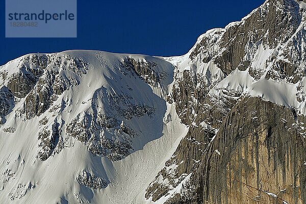 Ausblick auf Hoher Göll Ostseite  links Kuchlerkreuz  Skispuren sichtbar  Extrem-Skitourenabfahrt  Berchtesgadener Alpen  Oberbayern  Land Salzburg  Deutschland  Österreich  Europa