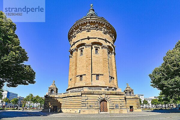 Wasserturm  ein Wahrzeichen der deutschen Stadt Mannheim  in einem kleinen öffentlichen Park an einem sonnigen Tag  Mannheim  Deutschland  Europa