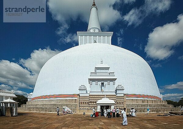 Mahatupa big Ruwanweliseya Dagoba  buddhistische Stupa  erbaut vom singhalesischen König Dutugemunu im 2. Jahrhundert v. Chr.  drittgrößte der Welt. Pilgerstätte  Anuradhapura  Sri Lanka  Asien