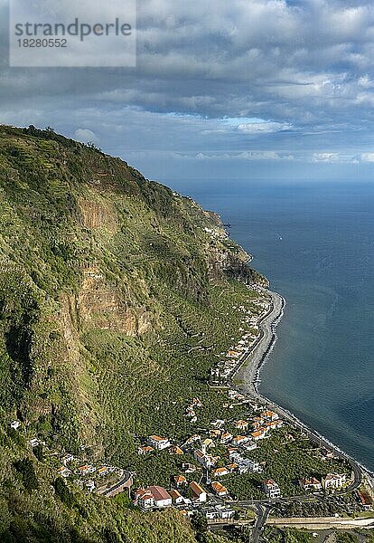 Ausblick auf Steilküste mit Meer und Ort Madalena do Mar  Aussichtspunkt Miradouro Trigo de Negreiros ou Moledos  Küstenlandschaft  Madeira  Portugal  Europa