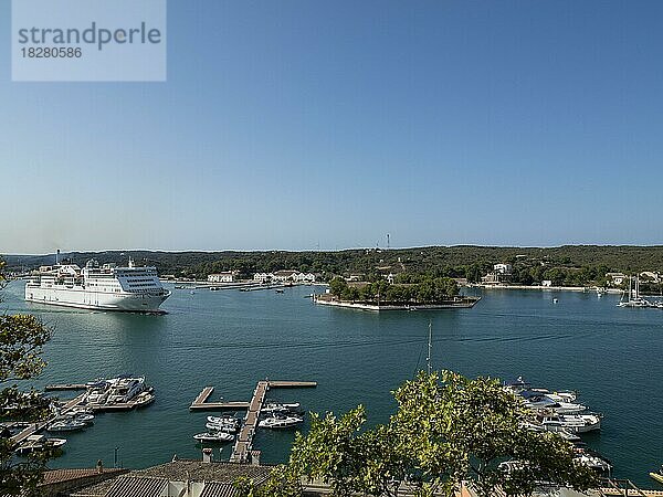 Boote und Fähren im Hafen von Mahon  Port de Mao  Menorca  Balearische Inseln  Balearische Inseln  Mittelmeer  Spanien  Europa