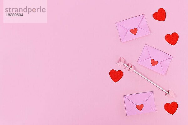 Valentinstag flach legen mit Liebe Buchstaben  Amor Pfeile und rote Herzen Konfetti auf rosa Hintergrund mit Kopie Raum