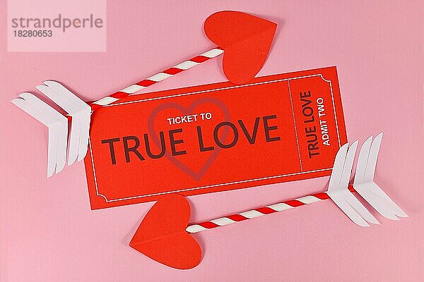 Valentinstag Konzept mit True Love Ticket und Amor Pfeile auf rosa Hintergrund