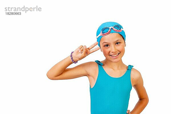 Porträt von Mädchen mit Badeanzug und Taucherbrille für den Schwimmunterricht im Schwimmbad machen den Sieg Symbol. Weißer Hintergrund