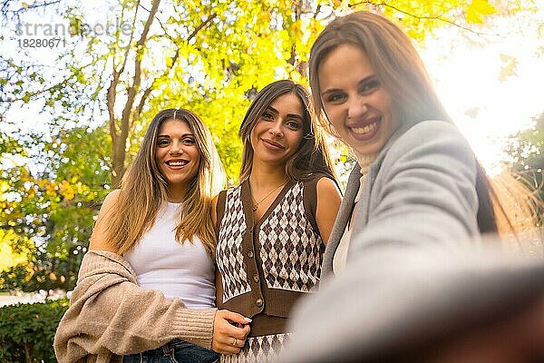 Frauen Freunde lächelnd in einem Park im Herbst sorglos ein Selfie machen  Herbst Lebensstil