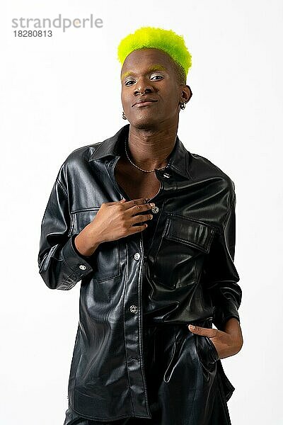 Schwarzer ethnischer Mann im Studio mit weißem Hintergrund  LGTBI Konzept  Mode posiert mit schwarzer Jacke
