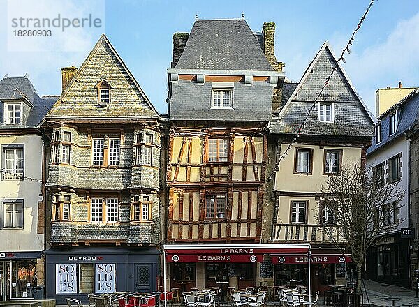 Mit Schiefer verkleidete Fachwerkhäuser an der Place du General Leclerc  Altstadt von Lannion  Departement Cotes-d'Armor  Region Bretagne Breizh  Frankreich  Europa