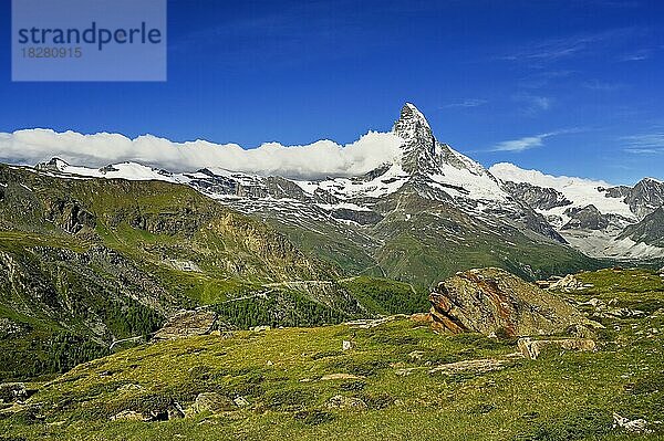 Matterhorn mit Wolkenschlange  Zermatt  Kanton Wallis  Schweiz  Europa